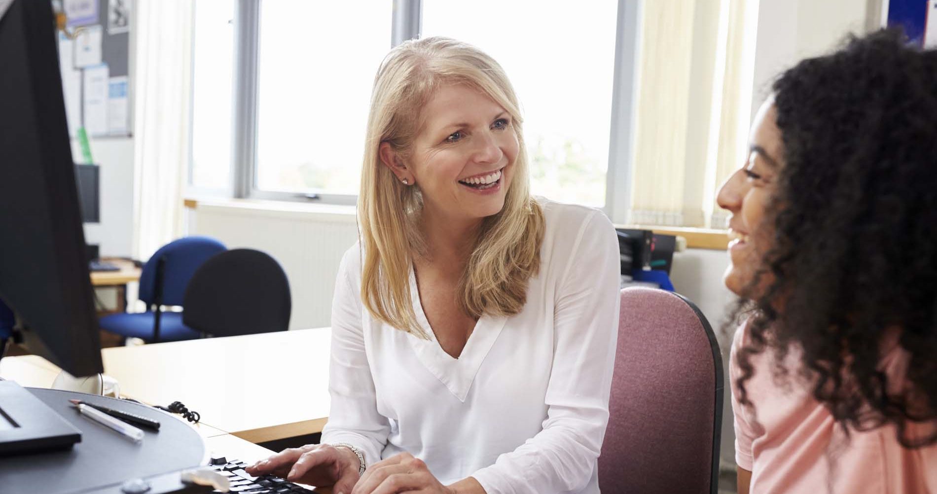 EU Student getting advice from student advisor